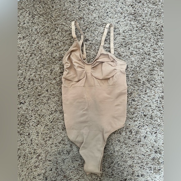 SKIMS‎ Seamless Thong Sculpt Bodysuit in a light TAN color Sz L/XL - Picture 3 of 7